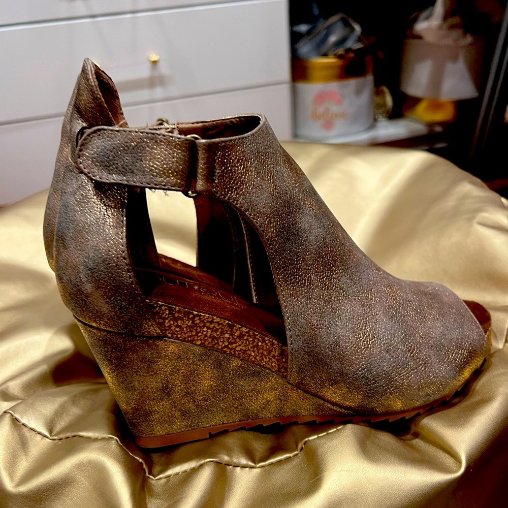 Worn once , cute gold tone, peep toe wedges !